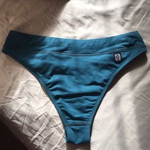 Jolyn Zoe bottoms 💚